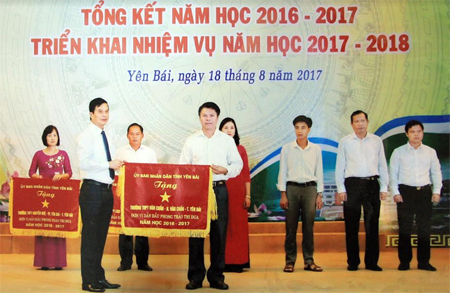 Đồng chí Dương Văn Tiến - Phó chủ tịch UBND tỉnh tặng Cờ thi đua đơn vị dẫn đầu phong trào thi đua năm học 2016 - 2017 cho thầy và trò nhà trường.