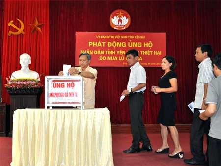 Đồng chí Nông Văn Lịnh - Chủ tịch Ủy ban MTTQ tỉnh cùng lãnh đạo, cán bộ Ủy ban MTTQ tỉnh ủng hộ nhân dân vùng bị thiên tai.