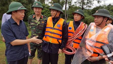 Chủ tịc UBND tỉnh Đỗ Đức Duy chỉ đạo công tác tìm kiếm cứu nạn tại thị xã Nghĩa Lộ.
