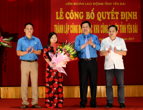 Đồng chí Vương Văn Bằng - Chủ tịch Liên đoàn Lao động tỉnh trao quyết đình thành lập Công đoàn các khu công nghiệp tỉnh.