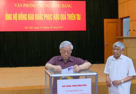 Tổng Bí thư Nguyễn Phú Trọng; nguyên Tổng Bí thư Lê Khả Phiêu ủng hộ đồng bào bị ảnh hưởng thiên tai.