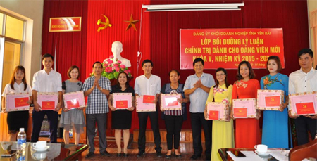 Lãnh đạo Đảng ủy Khối Doanh nghiệp tỉnh trao Giấy chứng nhận hoàn thành khóa học cho các học viên.