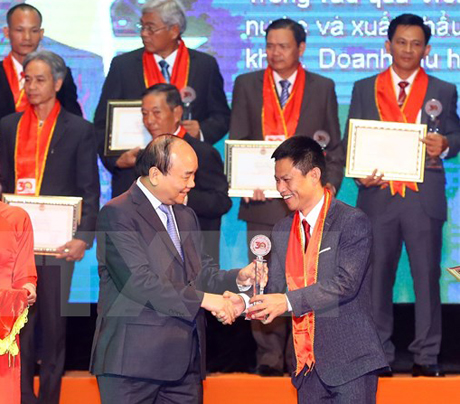 Thủ tướng Nguyễn Xuân Phúc trao danh hiệu Nông dân xuất sắc cho các gương nông dân tiêu biểu.