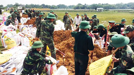 Bộ đội giúp dân gia cố đê điều tại huyện Quốc Oai, Hà Nội.