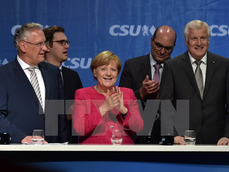 Chủ tịch đảng CDU, Thủ tướng Đức Angela Merkel (giữa) và lãnh đạo đảng CSU Horst Seehofer (phải) trong chiến dịch vận động tranh cử ở Munich ngày 22/9.