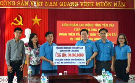 LĐLĐ tỉnh Yên Bái tiếp nhận ủng hộ của Quỹ  “Tấm lòng vàng” Tổng LĐLĐ Việt Nam hỗ trợ nhân dân vùng lũ Trạm Tấu, Văn Chấn và thị xã Nghĩa Lộ
