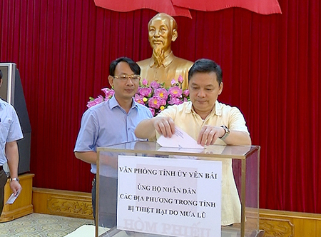 Đồng chí Dương Văn Thống - Phó Bí thư Thường trực Tỉnh ủy, Trưởng đoàn Đại biểu Quốc hội khóa XIV tỉnh Yên Bái tham gia ủng hộ đồng bào thiên tai.