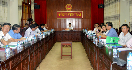 Phó chủ tịch UBND tỉnh Nguyễn Chiến Thắng và đại diện các ngành dự Hội nghị tại điểm cầu Yên Bái.
