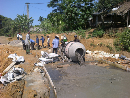 Nhân dân xã Hòa Cuông, huyện Trấn Yên bê tông hóa đường giao thông nông thôn đến vùng đặc biệt khó khăn.