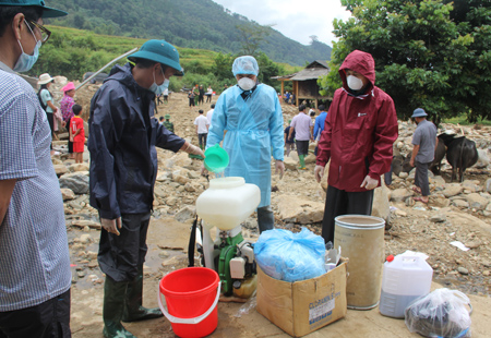 Cán bộ Trung tâm Y tế huyện Trạm Tấu phun khử độc thanh khiết môi trường tại xã Hát Lừu.