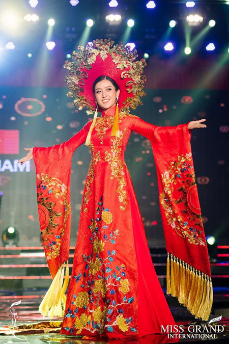 Bộ trang phục truyền thống của Á hậu Huyền My ở vị trí thứ 2 trong top 15 bộ trang phục truyền thống được yêu thích nhất.
