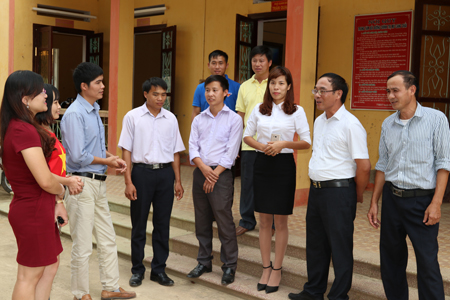 Đồng chí Vũ Đình Lợi - Phó Bí thư Thường trực Huyện ủy Mù Cang Chải (thứ hai phải sang) trao đổi với các học viên tại Trung tâm Bồi dưỡng chính trị huyện.