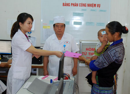 Cán bộ Trung tâm Y tế Mù Cang Chải hướng dẫn nhân dân làm thủ tục vào khám, chữa bệnh tại Trung tâm.
