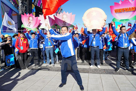 Anh Giàng Quốc Hưng, Bí thư Tỉnh đoàn Lào Cai, mang cờ Tổ quốc tham gia diễu hành cũng với đoàn đại biểu Việt Nam tại Festival.