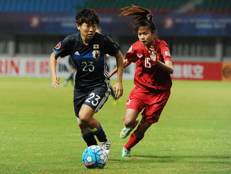 U19 nữ Việt Nam (áo đỏ) không thể kháng cự lại sức mạnh của Nhật Bản.