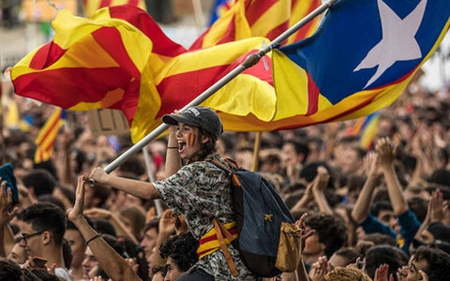 Người dân Catalonia xuống đường biểu tình đòi độc lập.