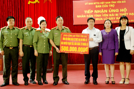 Đồng chí Hoàng Văn Hoàn – Phó Bí thư Đảng ủy, Phó Giám đốc Công an tỉnh trao kinh phí hỗ trợ nhân dân vùng lũ cho Uỷ ban Mặt trận Tổ quốc, Ban Cứu trợ tỉnh.