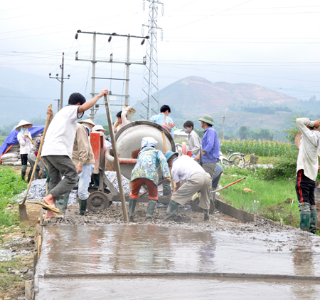 Người dân xã Thanh Lương làm đường giao thông nông thôn.