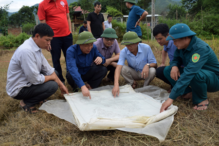 Đồng chí Nguyễn Văn Khánh - Phó Chủ tịch UBND tỉnh chỉ đạo phương án bố trí quỹ đất tái định cư cho người dân tại thị xã Nghĩa Lộ.