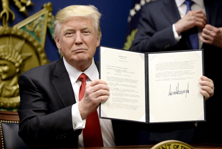 Tổng thống Mỹ Donald Trump ký sắc lệnh hành pháp.