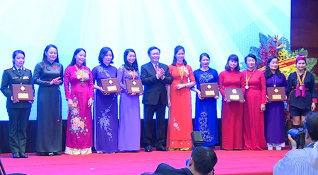 Phó Thủ tướng Vương Đình Huệ và Chủ tịch Hội LHPN Việt Nam Nguyễn Thị Thu Hà trao Giải thưởng Phụ nữ Việt Nam cho các tập thể .