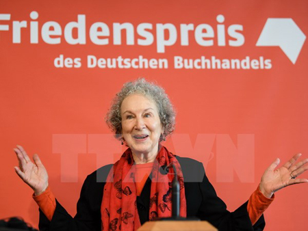 Nhà văn Margaret Atwood trong cuộc họp báo tại Frankfurt am Main, miền tây Đức ngày 14/10.