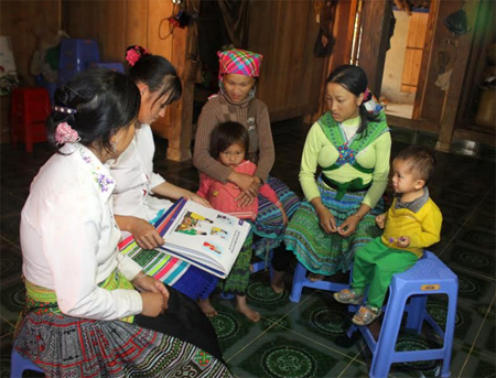 Chị Thào Thị Sáng - Chi trưởng Chi hội Phụ nữ thôn Km16, xã Pá Hu vẫn dành buổi sáng ngày 15 hàng tháng để cùng chị em hội viên tìm hiểu cách chăm sóc và nuôi dạy con cái.