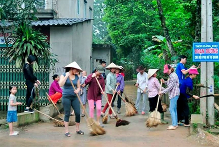 Các hội viên phụ nữ xã Phú Thịnh dọn dẹp vệ sinh đường làng, ngõ xóm.