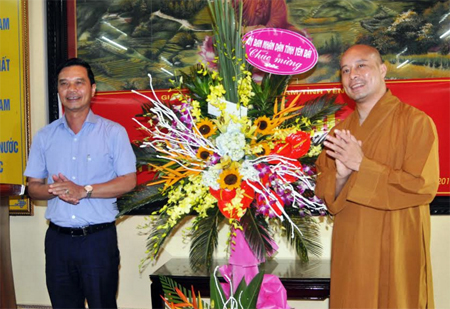 Đồng chí Dương Văn Tiến - Phó Chủ tịch UBND tỉnh tặng hoa chúc mừng Ban Trị sự Giáo hội Phật giáo tỉnh, nhiệm kỳ 2017-2022.