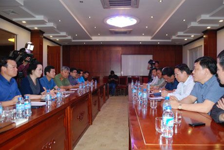 Các đồng chí lãnh đạo tỉnh Yên Bái làm việc với Thông tấn xã Việt Nam trong đợt tìm kiếm thi thể nhà báo Đinh Hữu Dư.