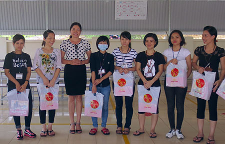 Đồng chí Nguyễn Thị Hồng Hương - Chủ tịch LĐLĐ huyện Yên Bình trao quà cho công nhân lao động Công ty TNHH Daeseung Global.