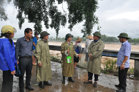 Đồng chí Lò Thị Huân - Bí thư Thị ủy Nghĩa Lộ chỉ đạo khắc phục thiệt hại bão lũ sáng 11/10.