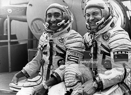 Ông Arnaldo Tamayo Mendez (trái), phi hành gia đầu tiên của Cuba và của Mỹ Latinh bay vào vũ trụ năm 1980.