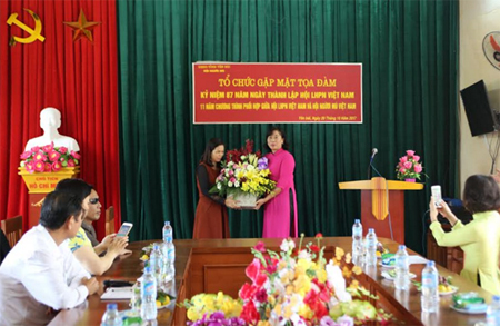 Đại diện lãnh đạo Hội LHPN tỉnh tặng hoa chúc mừng cán bộ, hội viên phụ nữ Hội Người mù tỉnh.