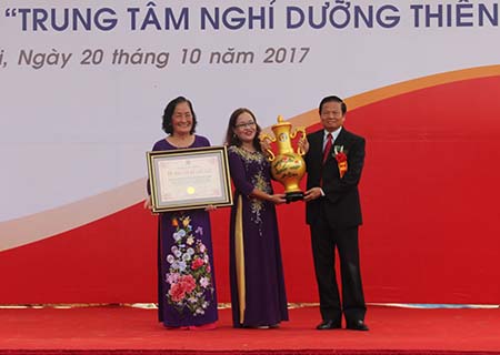 Đại diện Hội Kỷ lục gia Việt Nam trao cúp UNESCO cho HTX CSSK CĐ Minh Thành.
