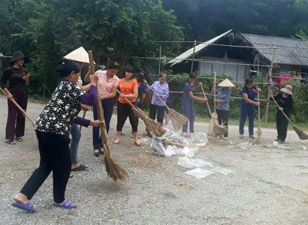 Hội viên phụ nữ xã Vân Hội tham gia vệ sinh đường làng, ngõ xóm.