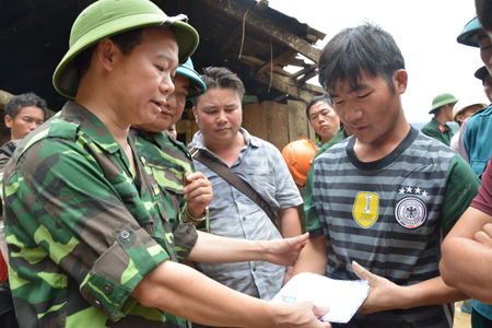 Chủ tịch UBND tỉnh Đỗ Đức Duy ân cần thăm hỏi, động viên, chia sẻ khó khăn với các hộ bị thiệt hại do lũ quét tại thôn Suối Giao, xã Xà Hồ.