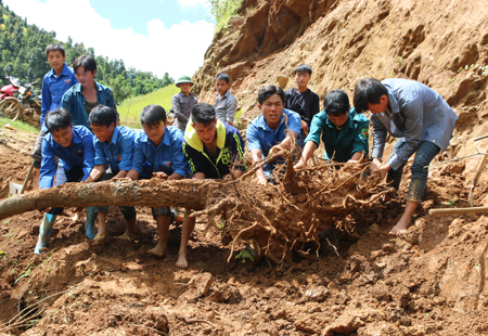 Đoàn viên, thanh niên chung sức trên công trường tu sửa 9 km đường tại xã Mồ Dề (Mù Cang Chải).