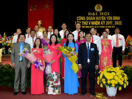 Ban chấp hành LĐLĐ huyện Yên Bình nhiệm kỳ 2017 - 2022 ra mắt đại hội.