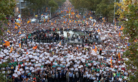 
Đám đông biểu tình tại Barcelona.
