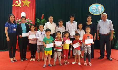 Đoàn công tác của Hội khuyến học tỉnh trao hỗ trợ cho cô và trò ở xã Phúc Sơn, huyện Văn Chấn