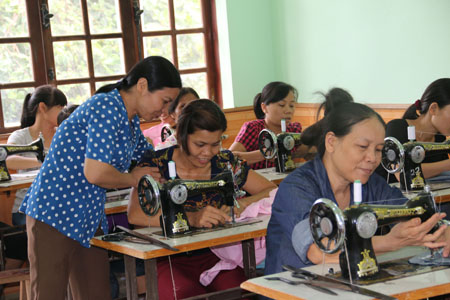 Giờ học thực hành nghề may tại xã Viễn Sơn.
