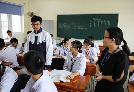 Nguyễn Đình Hoàng (người đứng bên tay trái) tích cực tham gia phát biểu trong giờ học.
