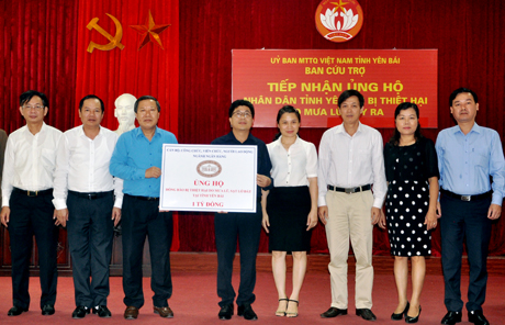 Đồng chí Nguyễn Văn Tân - Phó Chủ tịch Thường trực Công đoàn Ngân hàng Nhà nước Việt Nam trao kinh phí hỗ trợ tỉnh Yên Bái.
