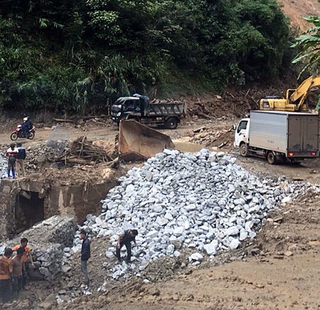 Công tác khắc phục hậu quả mưa lũ đang được huyện Trạm Tấu triển khai tích cực.