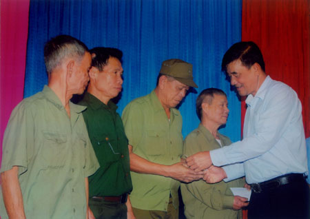 Đồng chí Lê Viết Thuận - Chủ tịch Hội CCB tỉnh động viên, tặng quà CCB, cựu thanh niên xung phong bị nhiễm chất độc da cam/dioxin về an dưỡng tại làng Hữu Nghị.