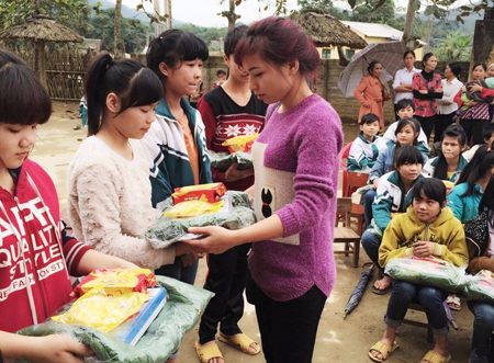 Chị Ninh Thị Bích Hồng tham gia ủng hộ quần áo, sách vở cho học sinh vùng khó khăn.