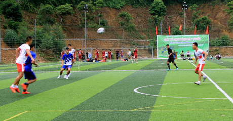 Trận thi đấu gay cấn mở màn giữa đội bóng thành phố Yên Bái và Sở Y tế tỉnh Yên Bái.