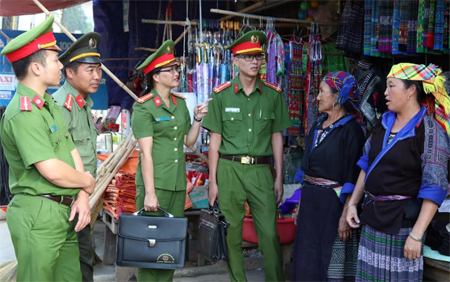 Lãnh đạo Công an huyện Mù Cang Chải kiểm tra địa bàn, nắm bắt tình hình an ninh trật tự trong nhân dân.