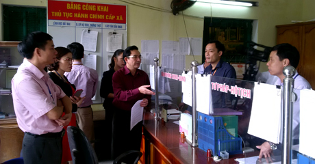 Đoàn kiểm tra cải cách hành chính của tỉnh kiểm tra công tác cải cách hành chính tại xã Cát Thịnh.